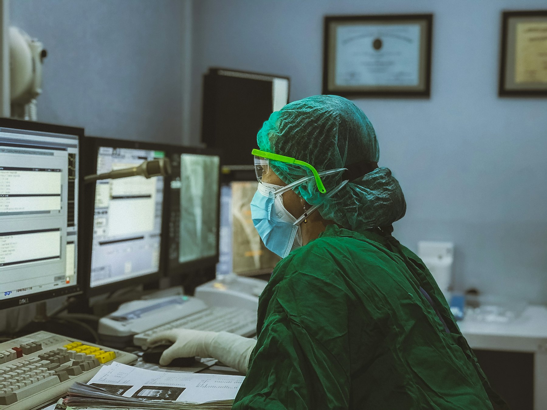 Tablero con los datos de la farmacia